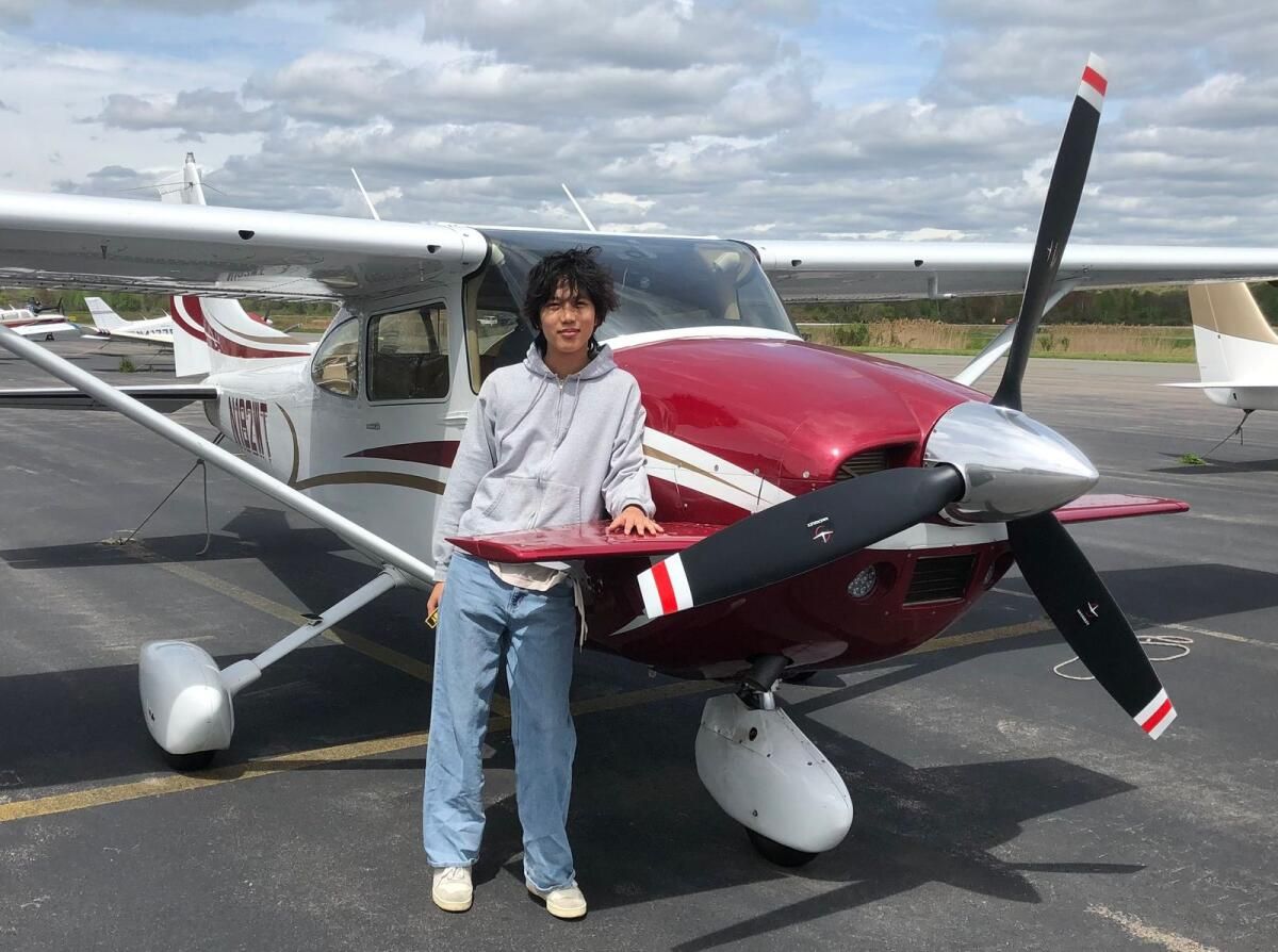 Bu 19 Yaşındaki Pilot, Kanser için 1 Milyon Dolar Toplamak için Destansı bir Görevle Dubai'ye Tek Başına Uçuyor