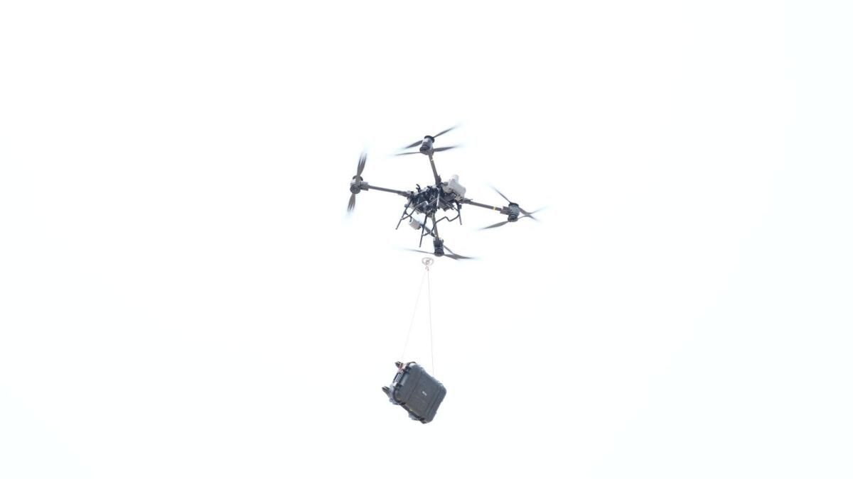 Rak Polisi, Acil Durumlarda, Doğal Afetlerde ilk yardım malzemelerini Taşımak için 40 Kg'lık İnsansız Hava Aracını Tanıttı