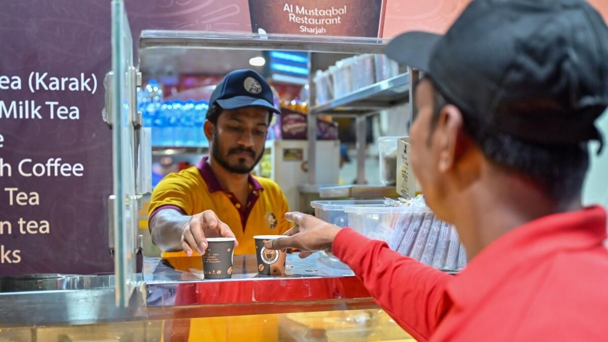 İzleyin: Sharjah'daki Bu Çay Dükkanı Ayda 180.000 Fincan Karak Chai ve 48.000 Paratha Satıyor