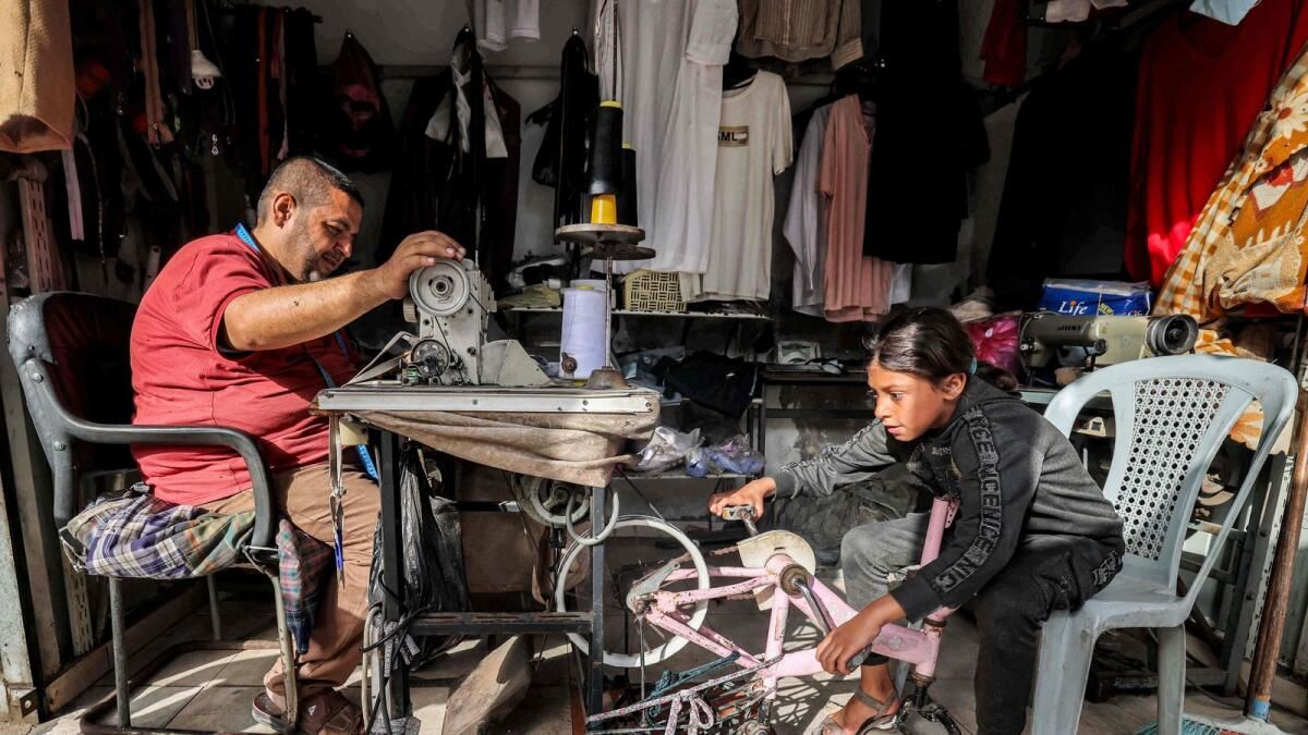 Gazzeli Terzi Dikiş Makinesine Güç Vermek için Bisiklete Döndü