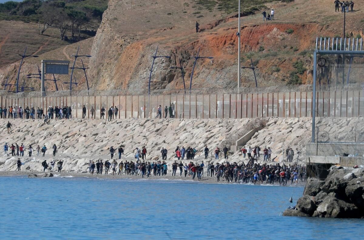Fas'tan Yüzlerce Göçmen İspanya'nın Ceuta'sına Yüzüyor