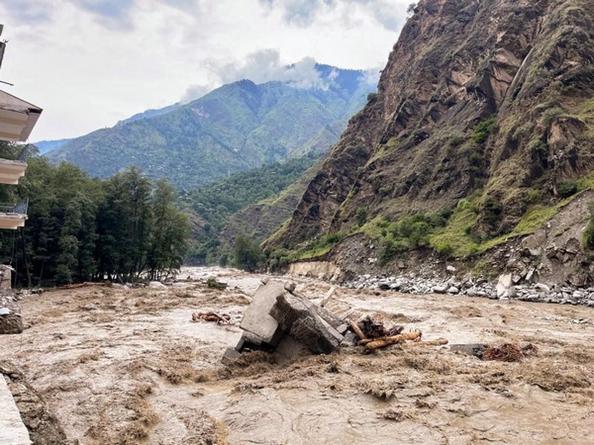 Hindistan: 6 Ölü, 47 Bulut Patlamasından Sonra Kayıp, Himachal'da Sel Baskınları