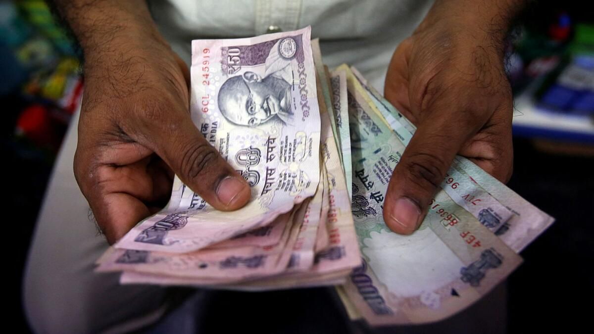 Hindistan Rupisi Düştü Ancak Devlet Bankalarının Dolar Satış Sınırı Zararları