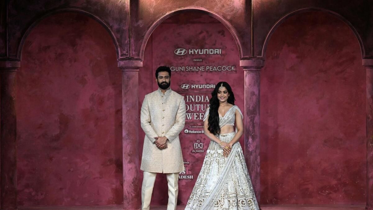 Hindistan Couture Haftası 2024: Vicky Kaushal, Rashmika Mandanna Şovmen Olarak Göz Kamaştırıyor