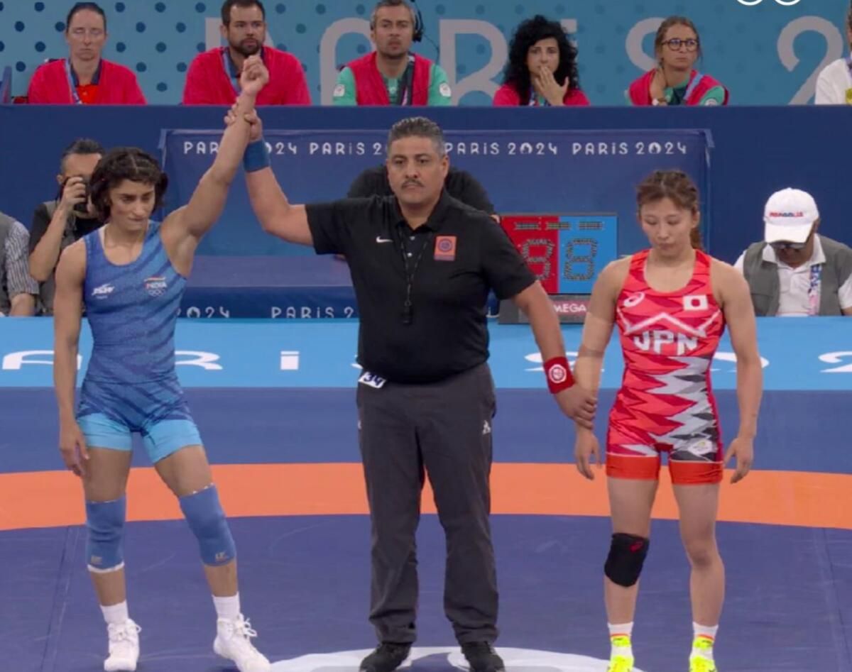 Paris Olimpiyatları: Hindistan'ın Vinesh Phogat'ı Güreş Yarı Finallerine Fırladı