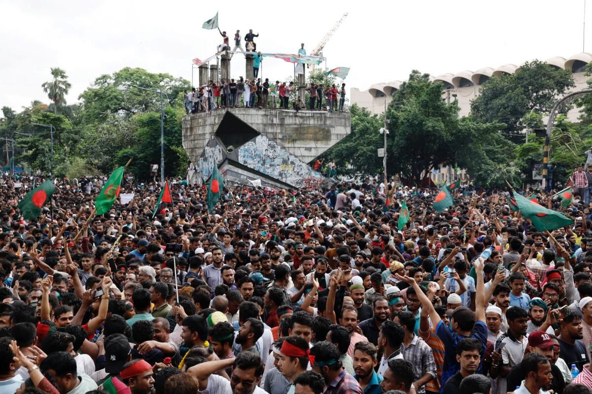 Şeyh Hasina Ülkeden Kaçtıktan Sonra Bangladeşli Protestocular Başbakan Sarayını Yağmaladı, Ordu Devraldı