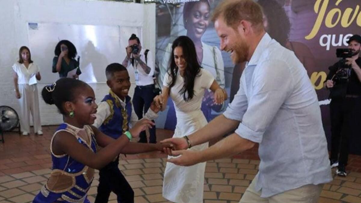 İzle: Prens Harry ve Meghan Markle'ın Kolombiya'daki Salsa Dansı Kalpleri Kazandı