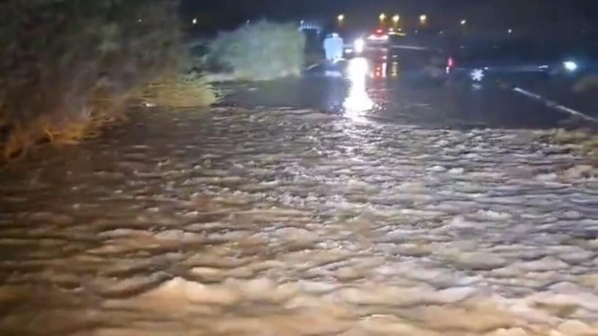 İzlemek: Wadis Taşması, Şiddetli Yağmurlar BAE'nin Bazı Bölgelerine Çarptı; Gök Gürültülü Fırtınalar için Turuncu Alarm Verildi