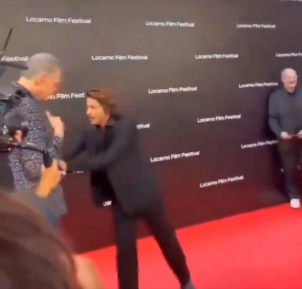 İzleyin: Viral Video, Shahrukh Khan'ın Yaşlı Adamı 'İttiğini' Gösteriyor; Netizenler Tepki Veriyor