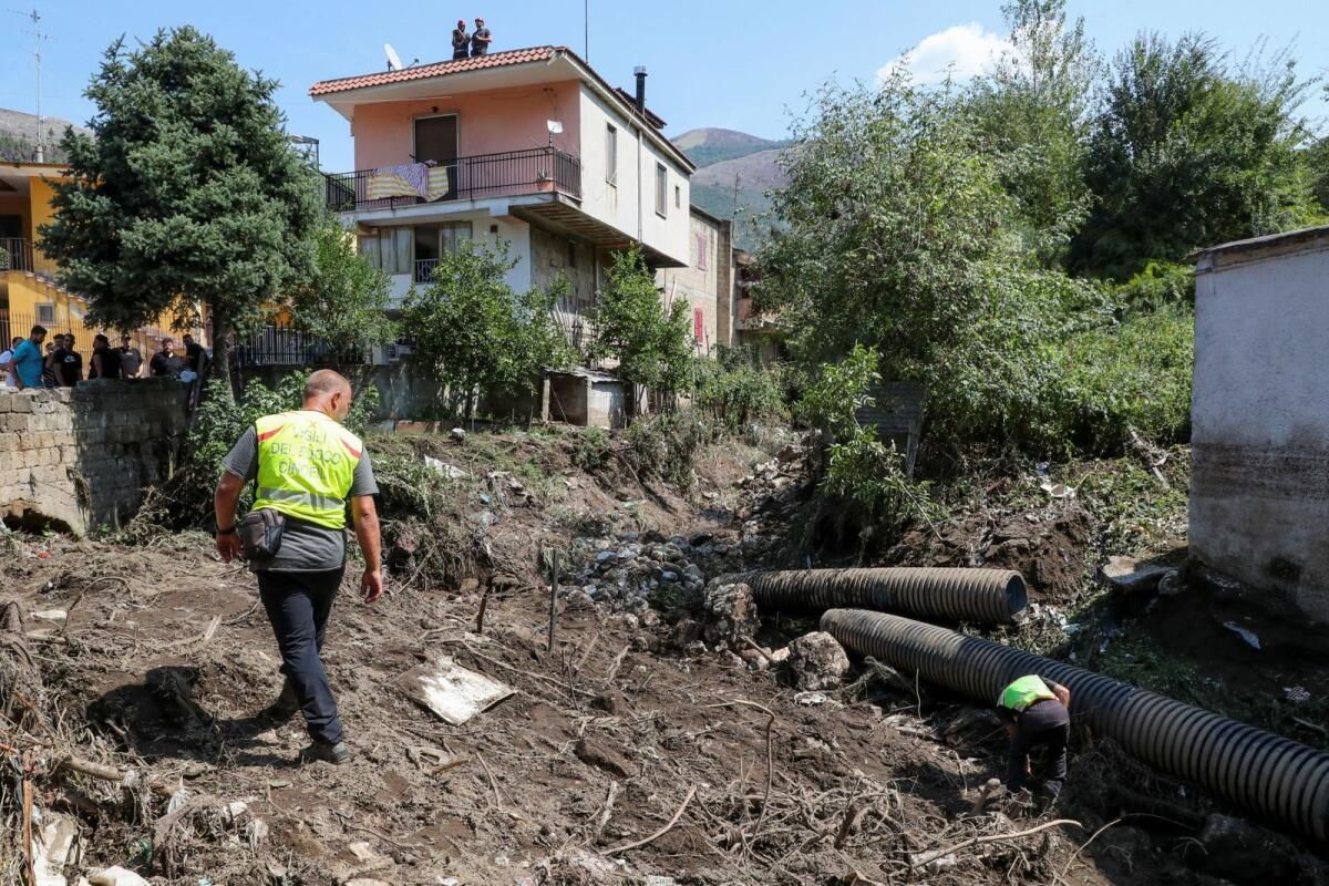 Güney İtalya'daki Heyelan Kadın ve Oğlunun Kaybolmasına Neden Oldu
