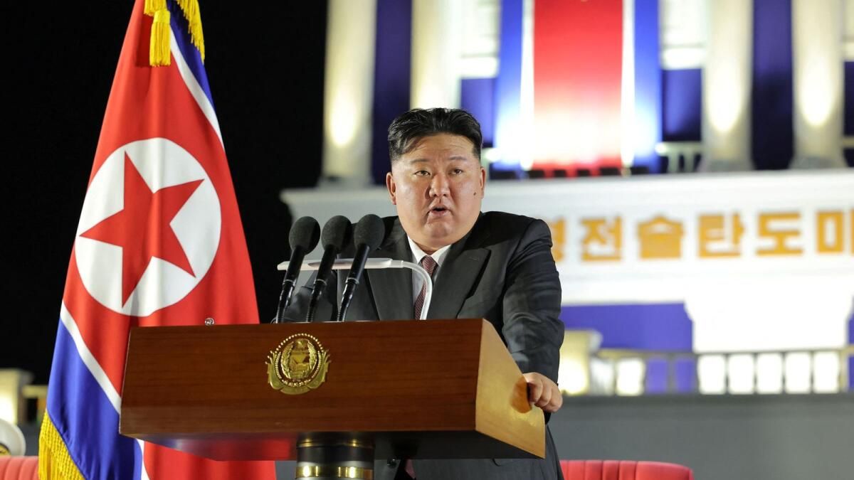 Kuzey Kore'den Kim Jong Un, 250 Yeni Taktik Balistik Füze Fırlatıcısını Tanıttı