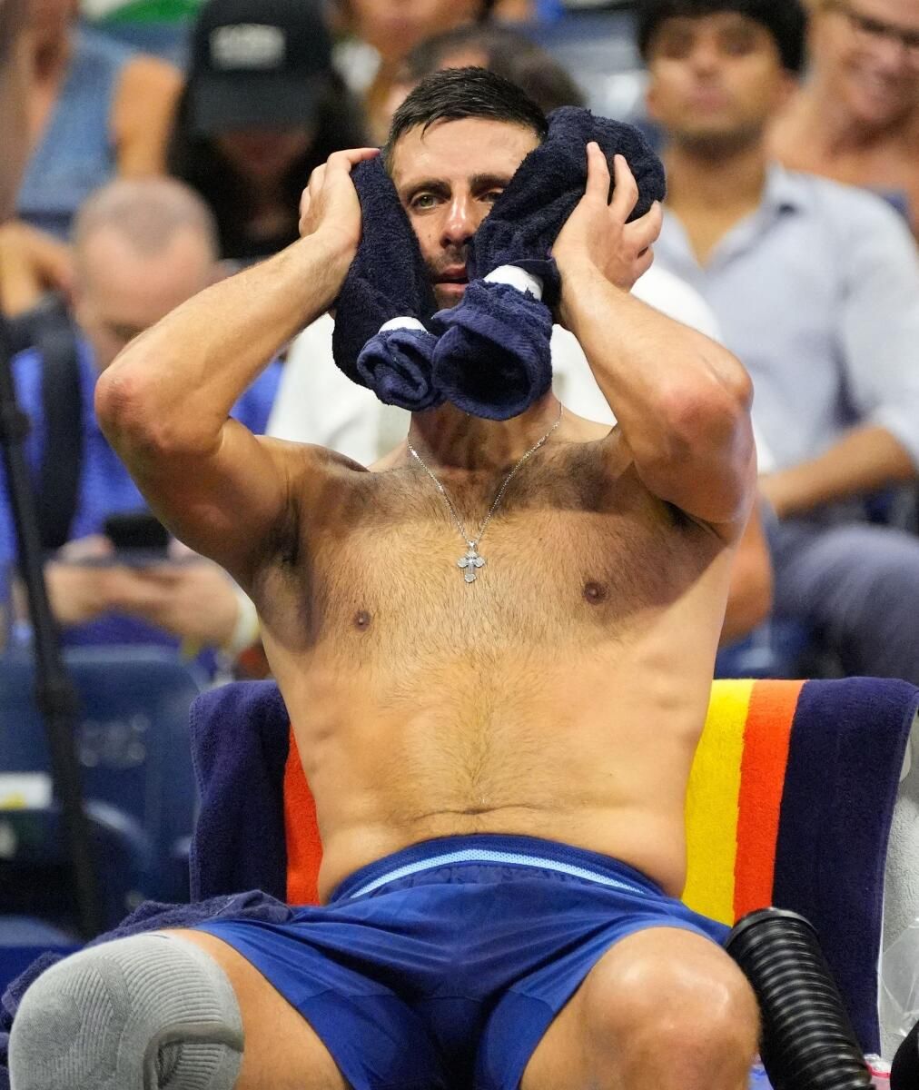 ABD Açık: Djokovic'in Rakibi Sakatlanırken Oyuncular Boğucu Bir Sıcakta Mücadele Ediyor