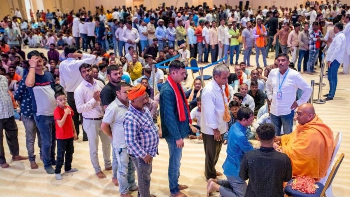 BAE: Baps Hindu Tapınağındaki Rahipler Rakhis'i Raksha Bandhan'daki Mavi Yakalı İşçilere Bağladı