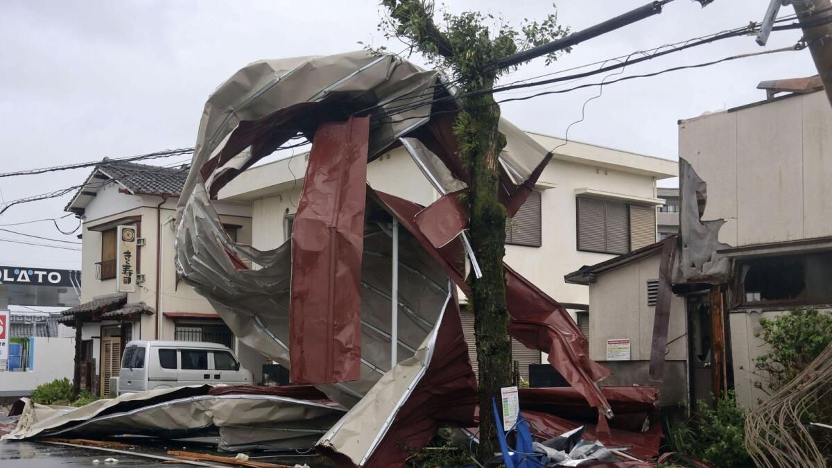 Tayfun Japonya'nın Kyushu'sunu Çarparak Uçuşları ve Fabrikaları Durdururken Milyonlar Tahliye Edildi