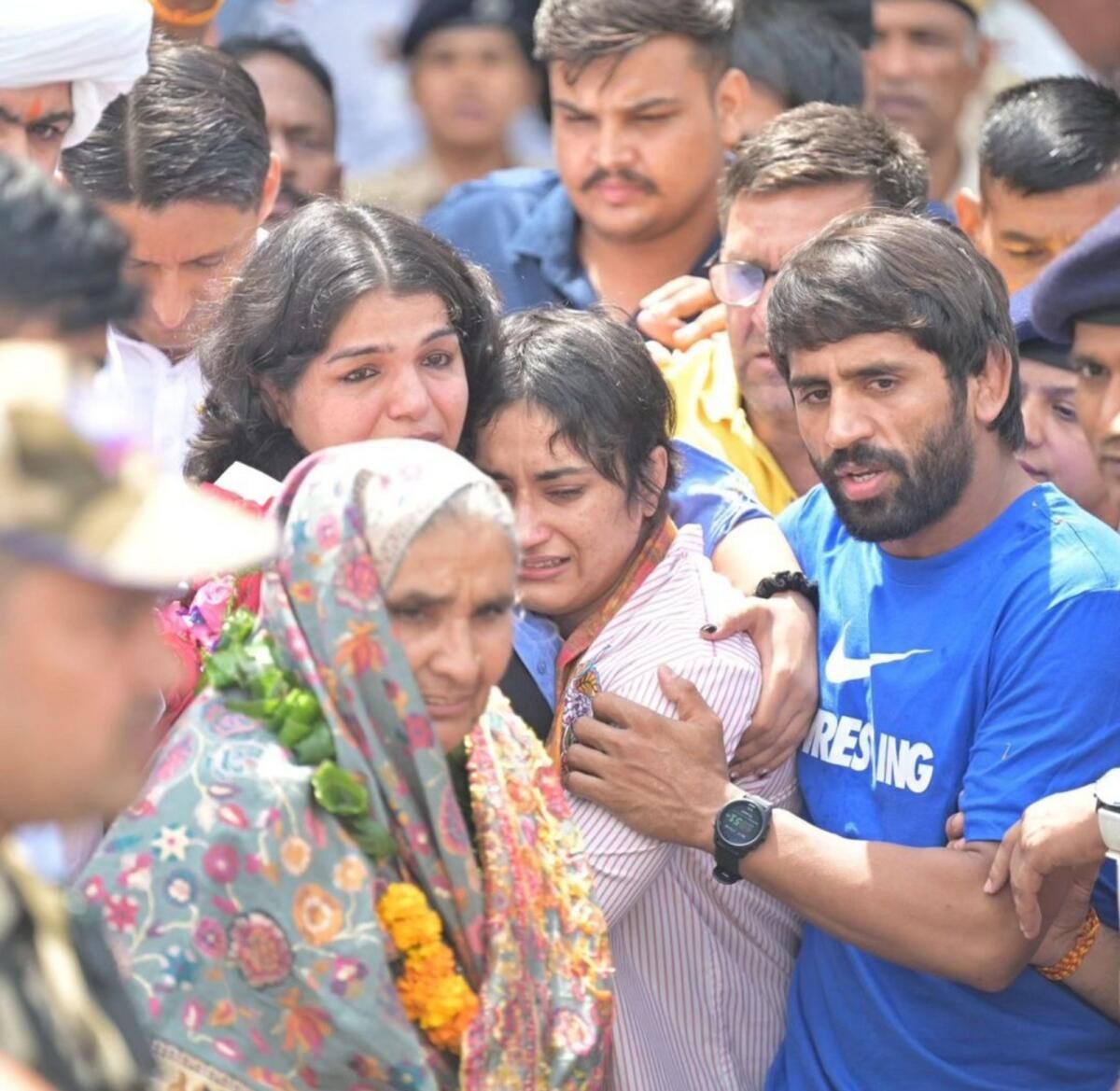 Madalya Yok, Sorun Yok, Vinesh Phogat Hindistan'da Kahramanın Selamını Alıyor