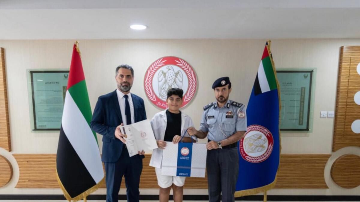 Abu Dabi Polisi, Vur-Kaç Kazasını Bildiren Çocuğu Onurlandırdı