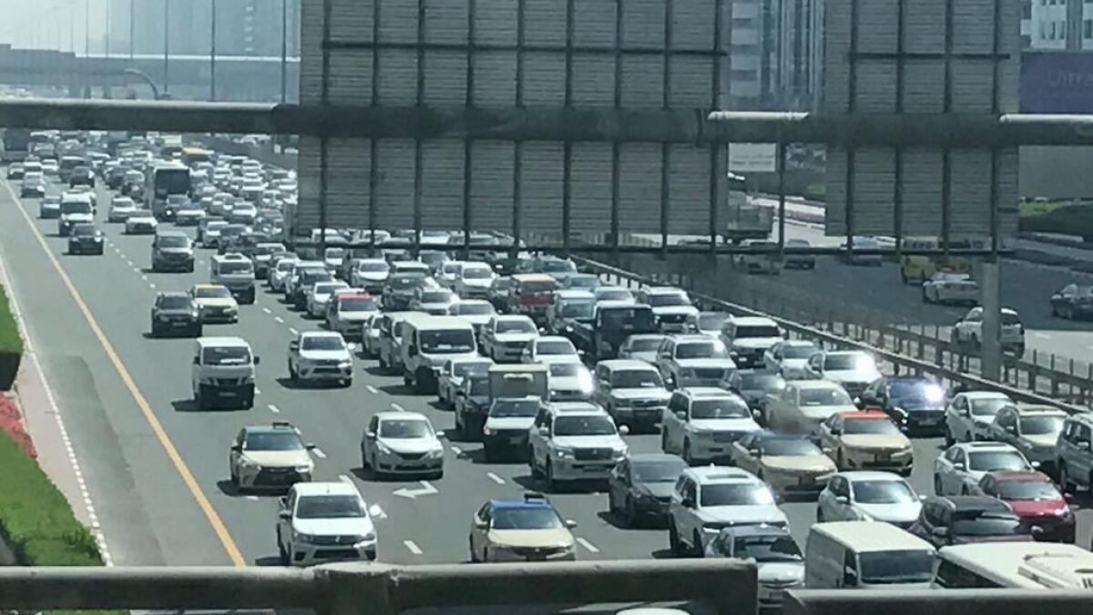 Dubai Trafik Uyarısı: Umm Suqeim Caddesi Çıkışından Önce Şeyh Zayed Yolunda Kaza