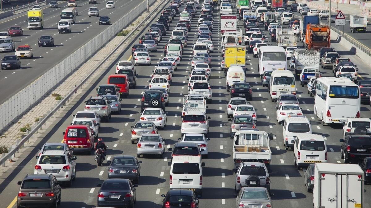 Dubai Trafik Uyarısı: Şeyh Zayed Yolunda Kaza; Otorite, Sürücüleri Alternatif Rotalar Almaya Çağırıyor