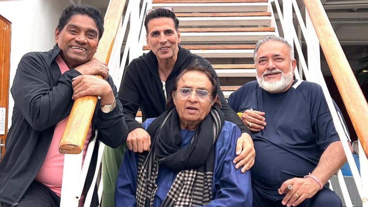 Akshay Kumar, Johny Lever, Ranjeet Bts Resminde Birlikte Poz Veriyor