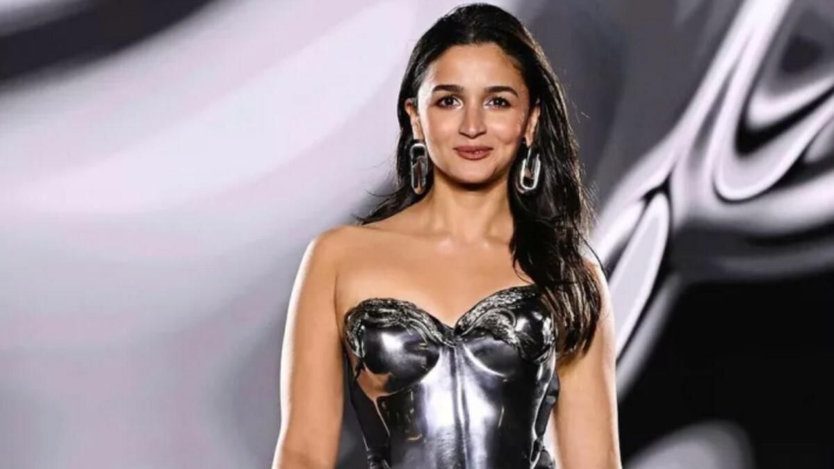Alia Bhatt İlk Çıkışını Paris Moda Haftası'nda Yaptı