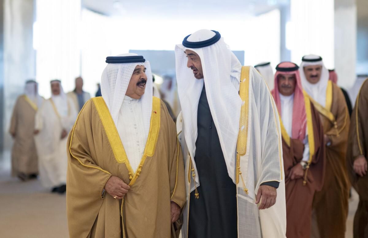 BAE Başkanı, Abu Dabi'ye Varışta Bahreyn Kralı'nı Ağırladı