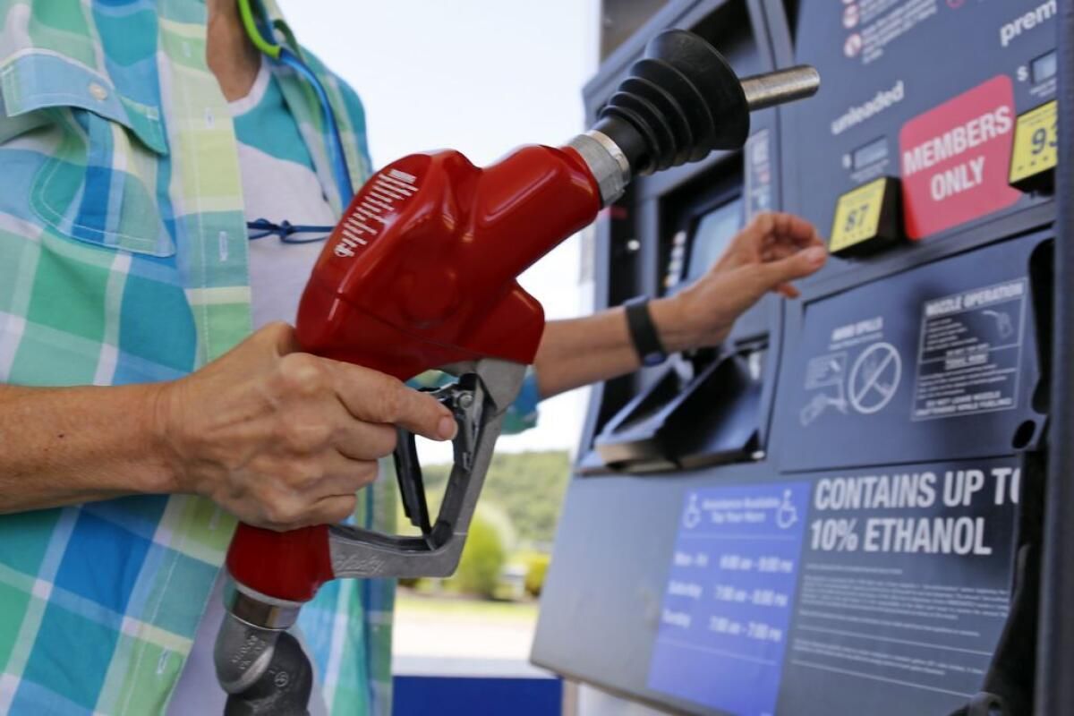 BAE Petrol Fiyatları Ocak 2024'ten Bu Yana En Düşük Seviyeye İndi; Ne Beklemeli