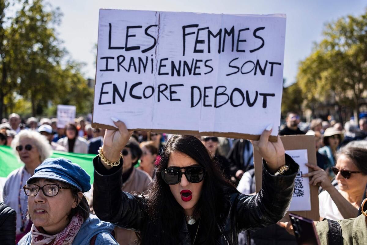 İranlı Kadın Hakları için Paris'te Yüzlerce Kişi Toplandı