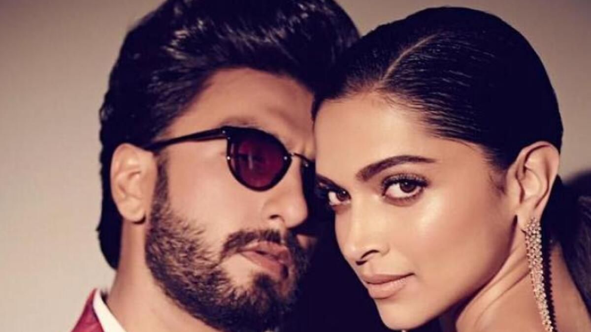 Bollywood Ünlüleri Deepika Padukone, Ranveer Singh'i Kız Bebeğini Selamlarken Sevgiyle Duş Alıyor
