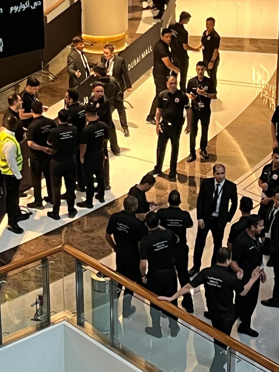 Canlı Yayın: İphone 16 Bugün BAE Mağazalarına Ulaştı; Lansman Öncesinde Alışveriş Merkezlerinde Sıkı Güvenlik Sağlandı