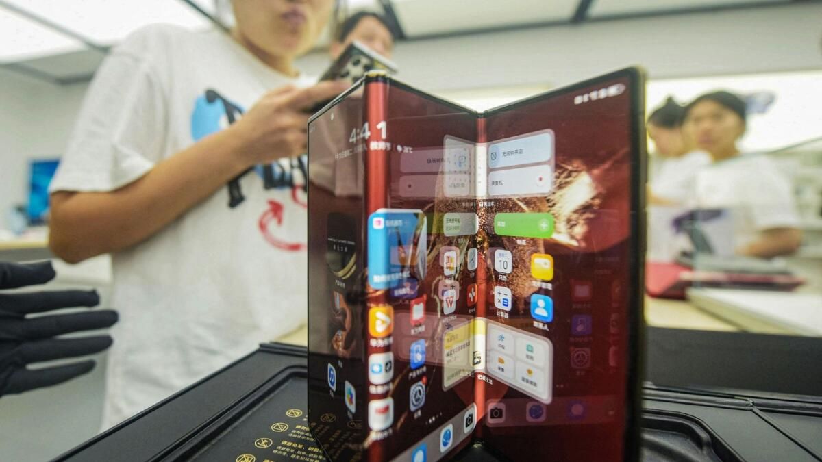Apple'ın İphone 16'sı Huawei'nin 2.800 Dolarlık Üç Katlı Telefonunun Zorluğuyla Karşı Karşıya