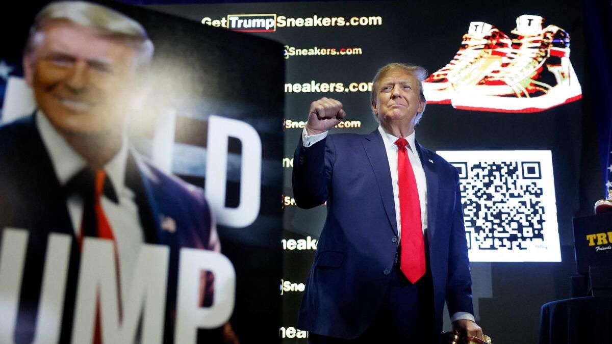 İnciller, Spor Ayakkabılar, Gümüş Paralar: Trump'ın Satılık Ürünü