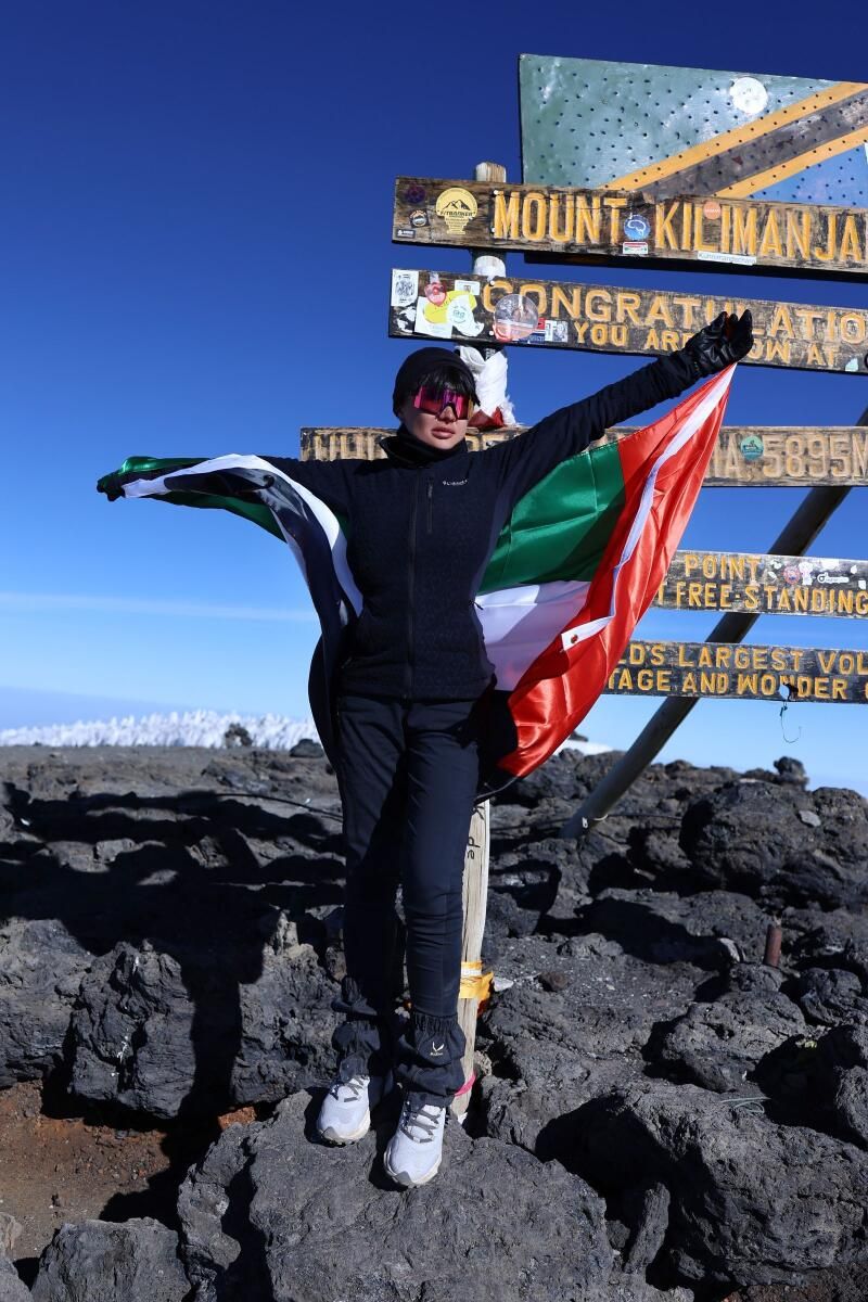 Dört Çocuk Annesi, Kilimanjaro Dağı'nda BAE Bayrağını Kaldırarak 45. Doğum Gününü Kutladı