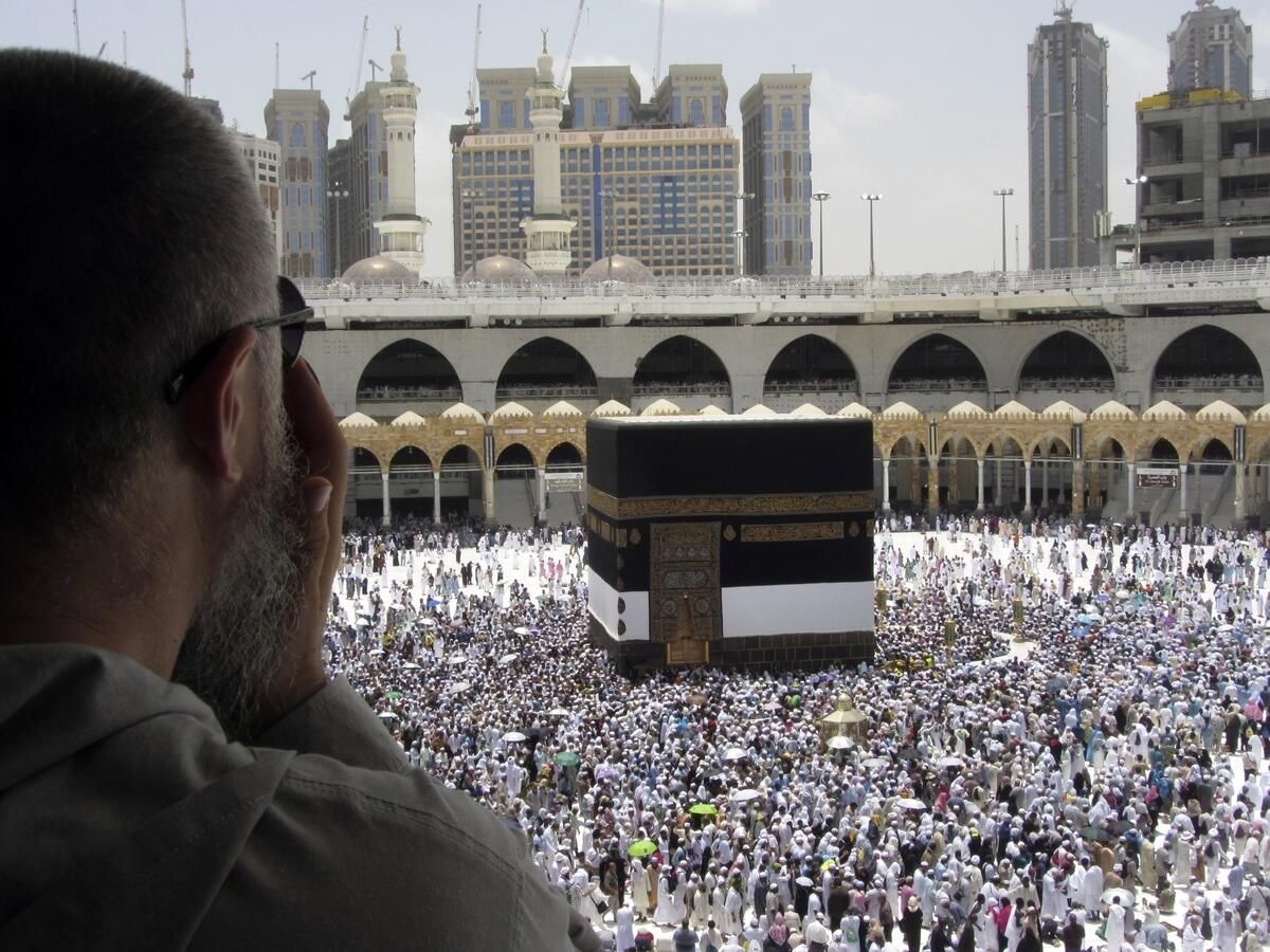 Dubai Polisi, 70'in Üzerinde Çalışanı ve Emekli Personeli için Umre Gezisine Sponsor Oldu