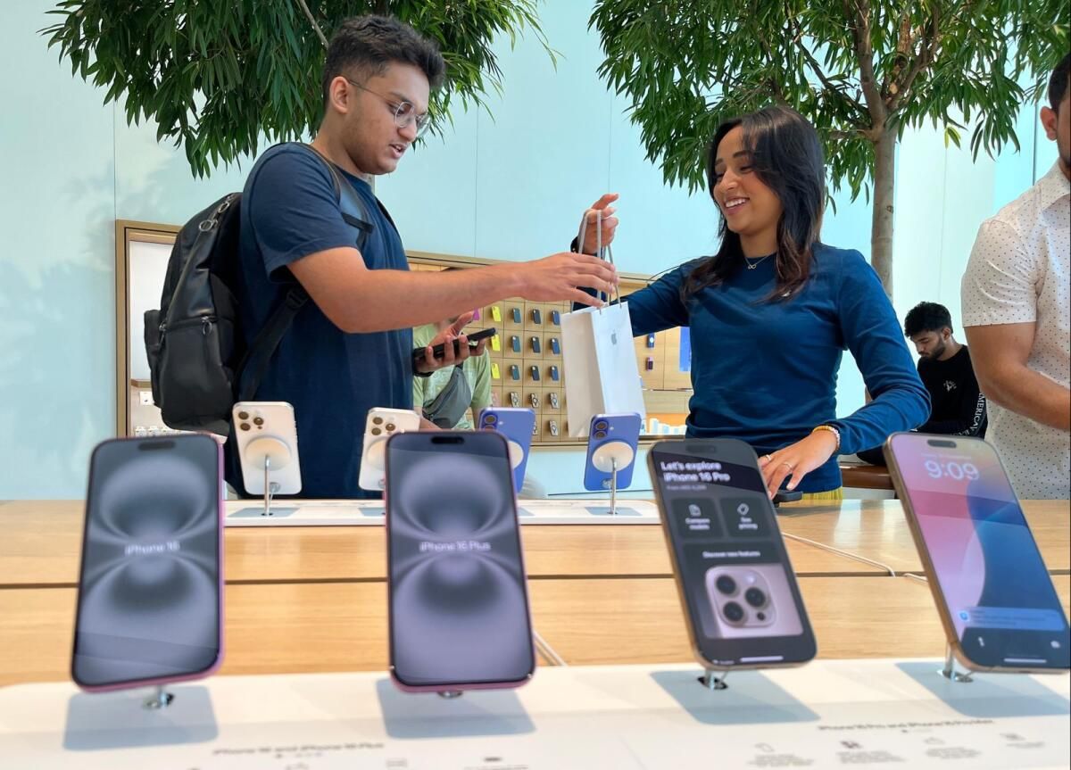BAE'de İphone 16 Çılgınlığı: Kalabalıklar Neden Her Yıl En Yeni Apple Cihazını Almak için Sabırsızlanıyor