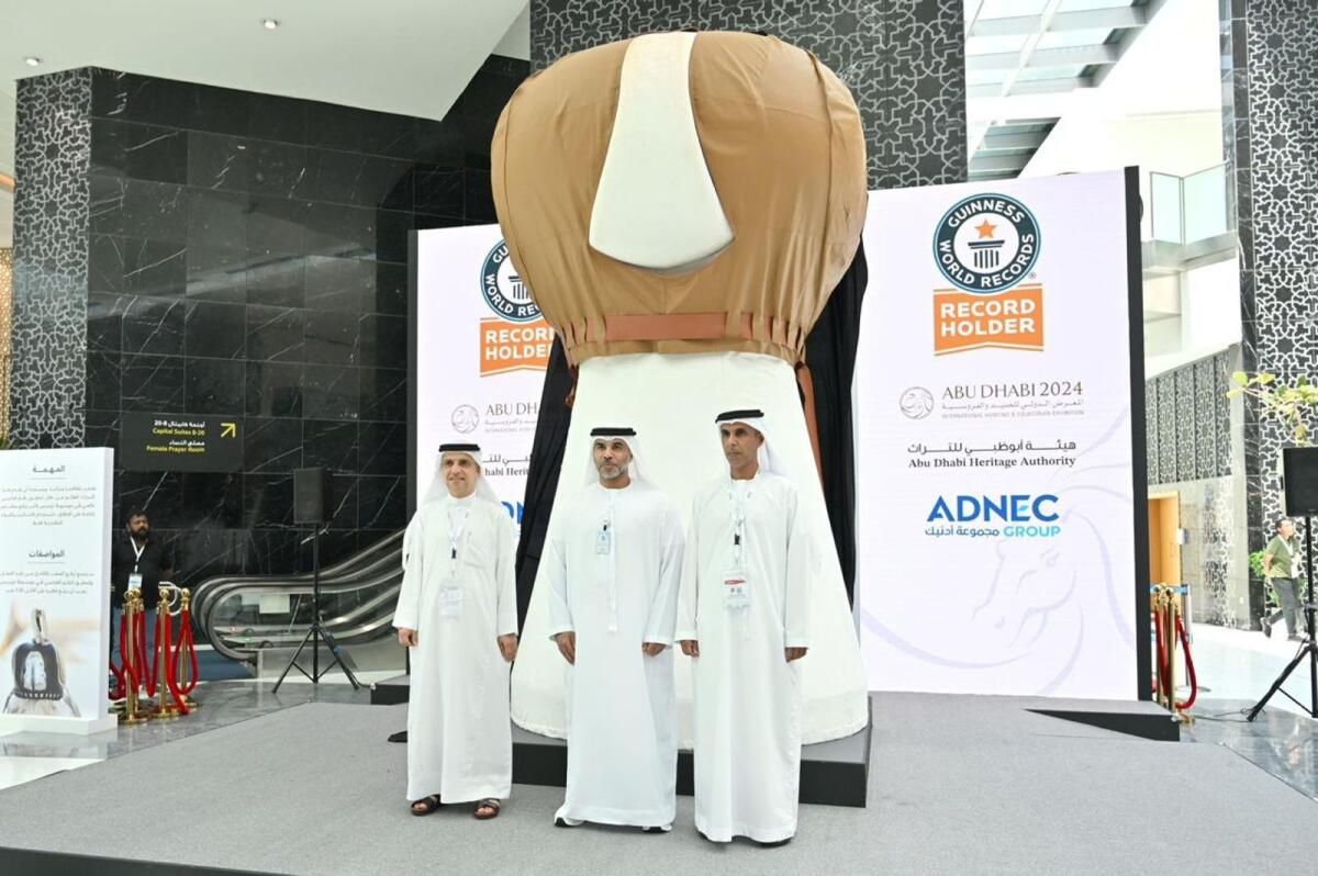 BAE: Yaklaşık 2 Metrelik El Yapımı Falcon Hood, Adihex'te Sahne Alıyor