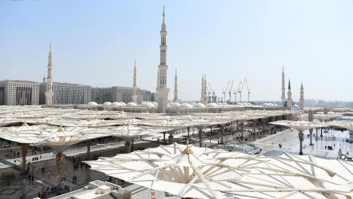 Suudi Arabistan: 5 Milyondan Fazla Müslüman Medine'deki Peygamber Camii'nde Namaz Kılıyor