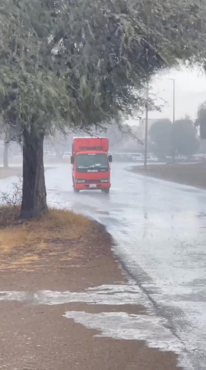 Video: Şiddetli Yağışlar, Dolu BAE'nin Bazı Bölgelerine Çarptı; Turuncu Alarm Verildi