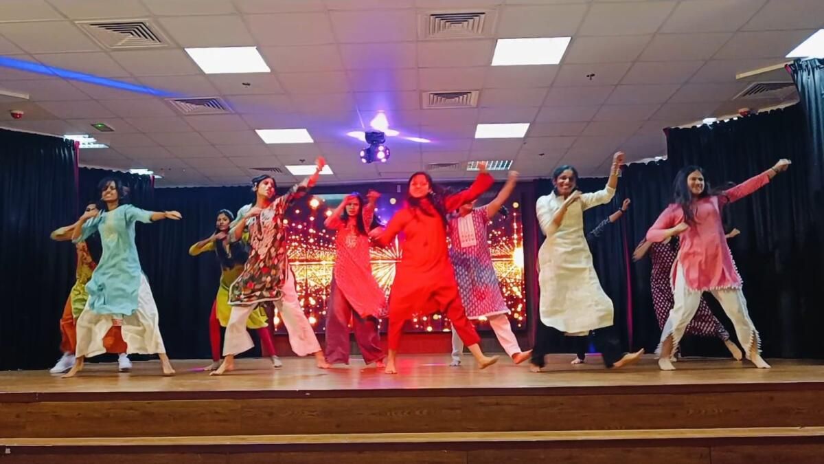 BAE: Hindistan Okulları Öğretmenler Günü'nü Altın Madalyon Hediyeler ve Performanslarla Kutluyor