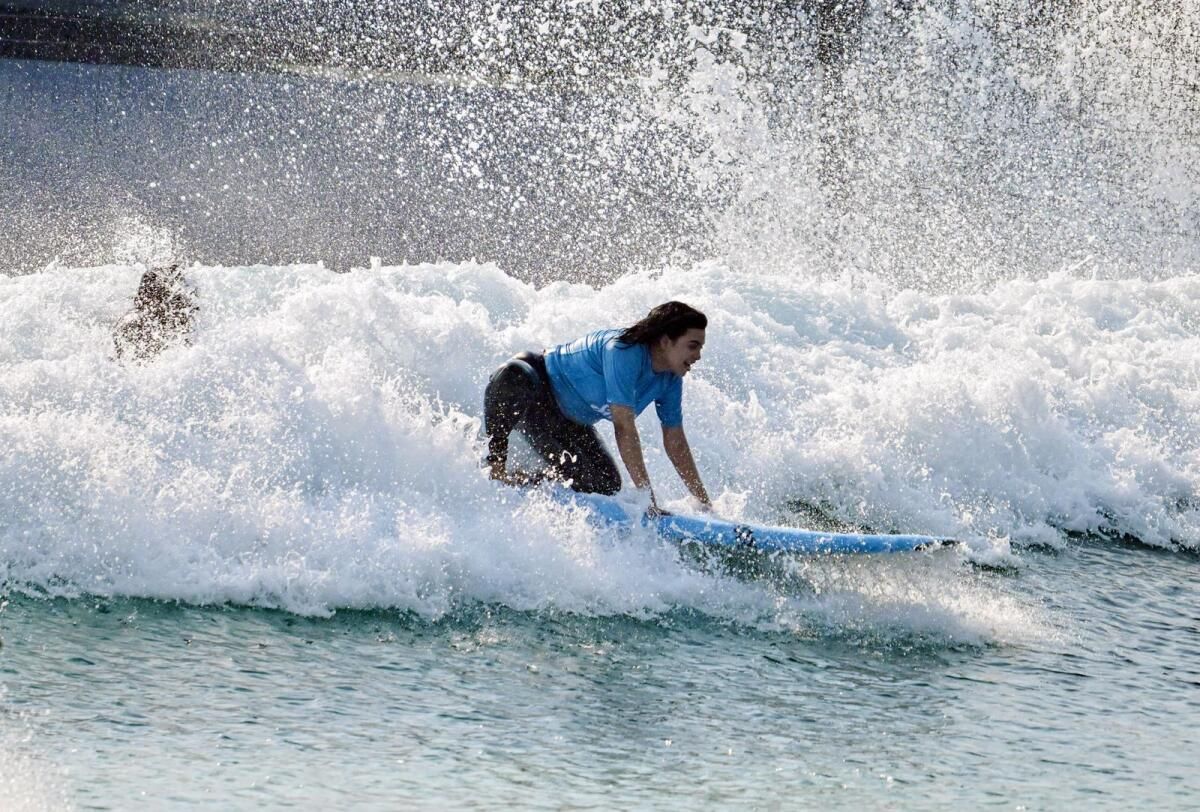 Surf Abu Dhabi Yakında Açılacak: Hayatımın ilk Dalgasını Bu İnsan Yapımı Havuzda Sürdüğümde