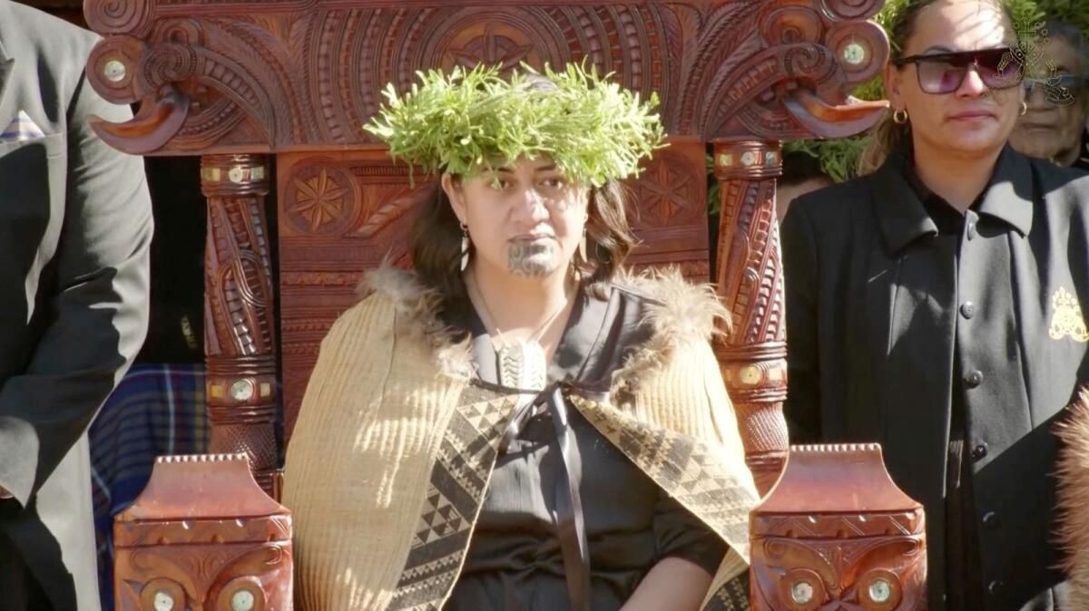 Yeni Zelandalı Maori Yeni Kraliçeyi Meshetti, Merhum Kralı Gömdü
