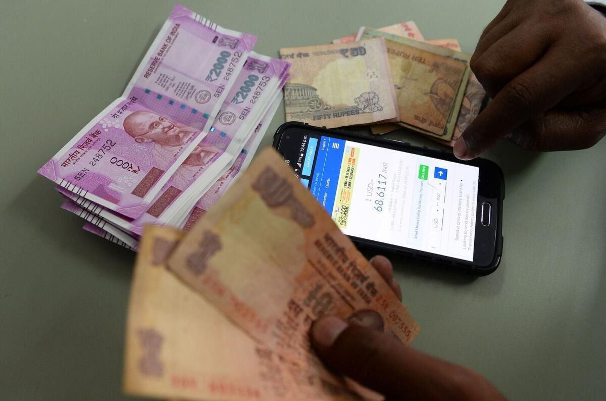 Hindistan Rupisi Salı Günü Erken Ticarette ABD Doları Karşısında Düştü