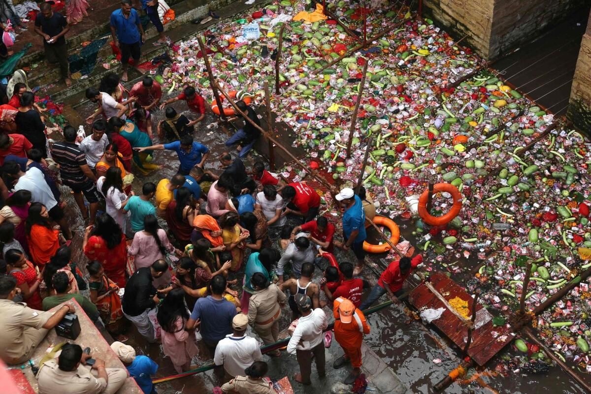 Hindistan: Çaresiz Çocuksuz Çiftler, Kutsamalar için Varanasi Festivalini Kalabalıklaştırıyor