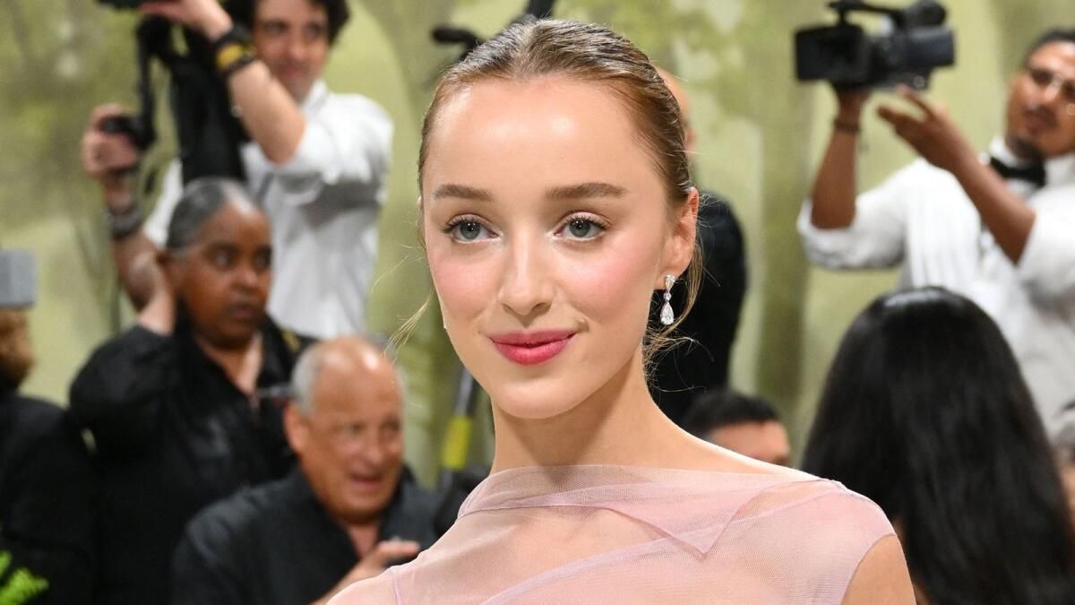 Phoebe Dynevor, 'Ünlü' Gerilim Filminde Zac Efron'a Katılmaya Hazırlanıyor