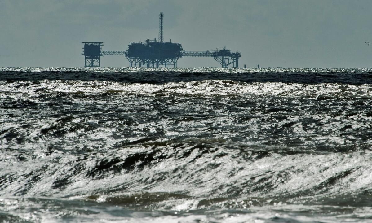 Petrol Fiyatları, ABD Faiz Kararı Öncesinde Kasırga Etkisine Tırmanıyor