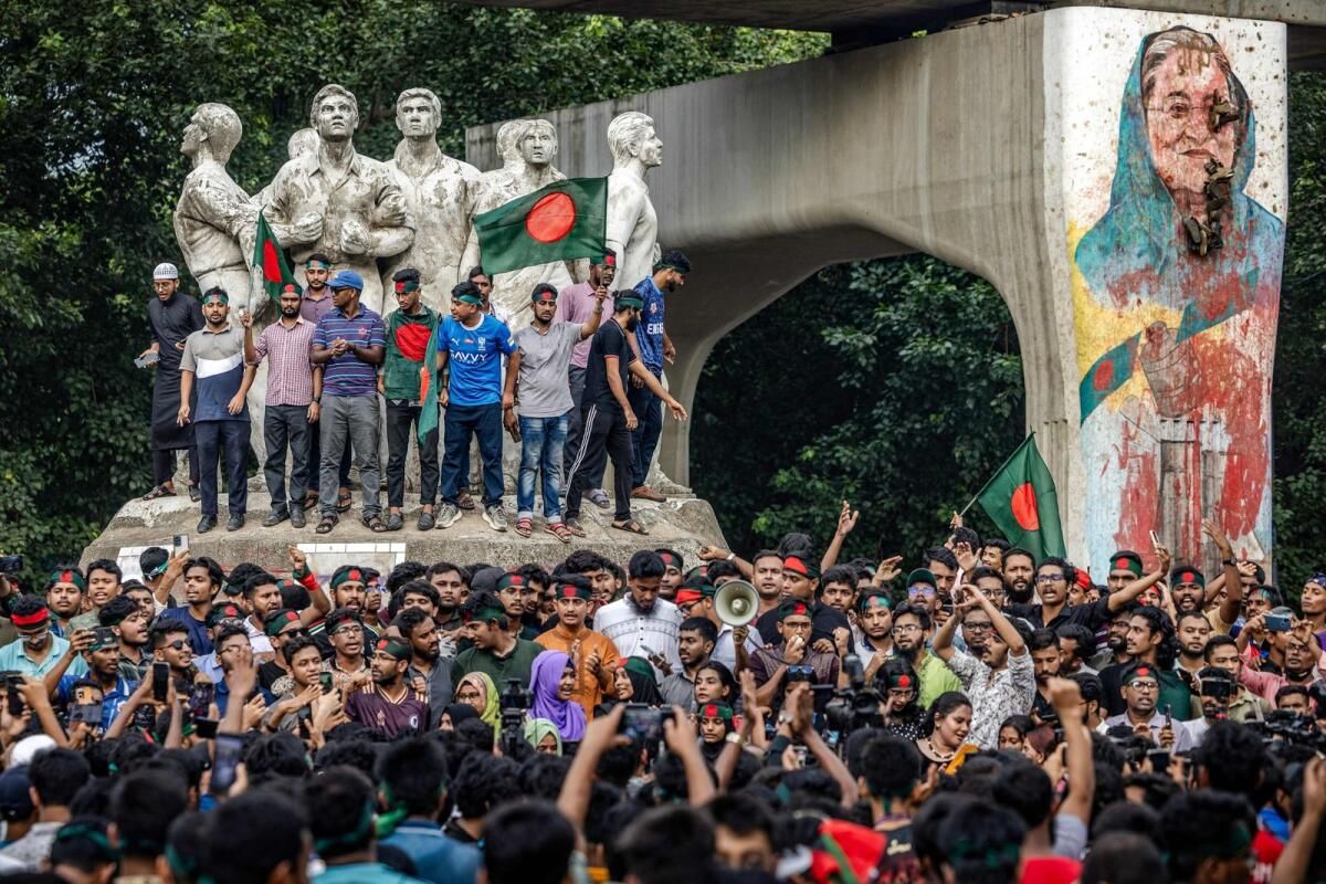 Bangladeş, Yağmalanan Silahları Kurtarmak için Harekete Geçti