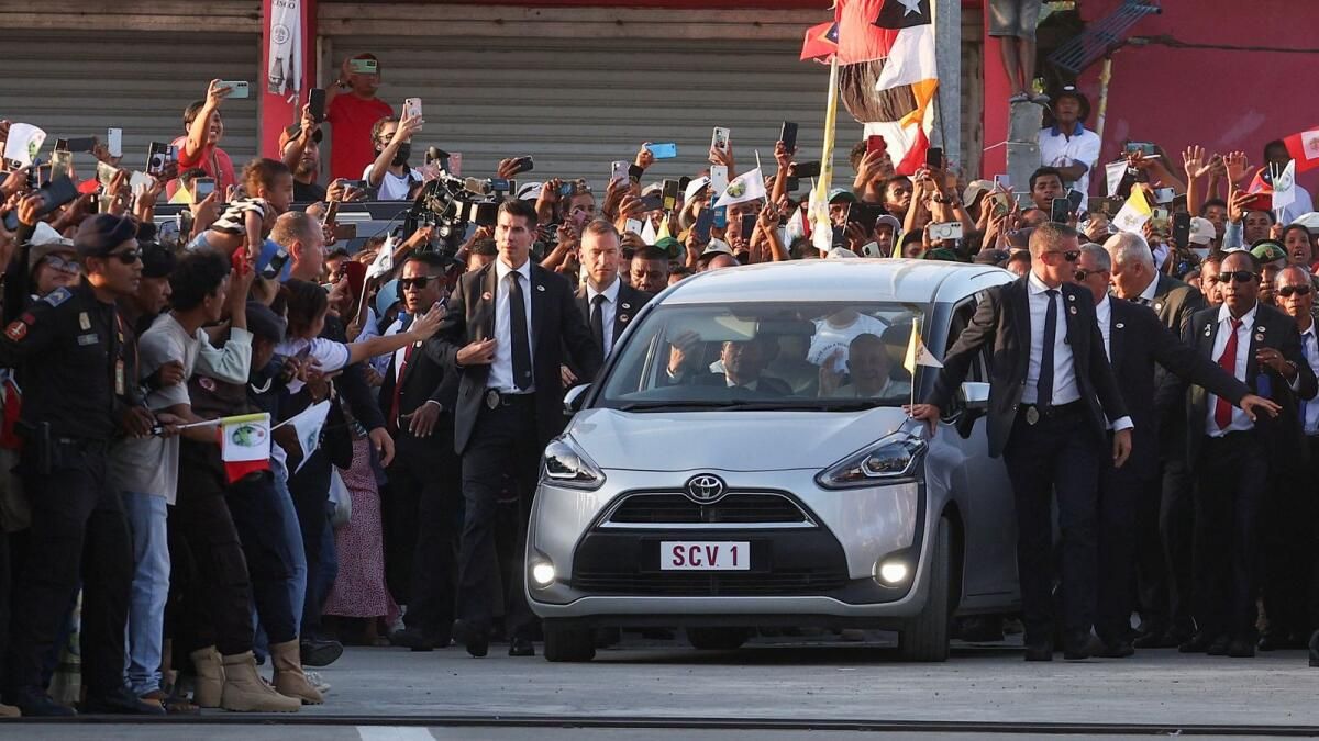 Papa, Katolik Çoğunluğa Sahip Doğu Timor'a Rock Yıldızı Karşılaması için İndi