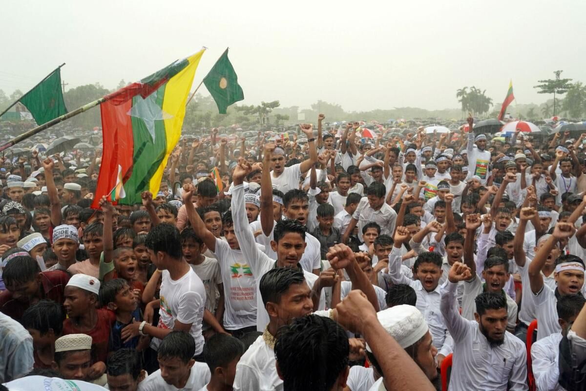 Binlerce Rohingya Şiddetten Kaçmak için Bangladeş'e Kaçtı