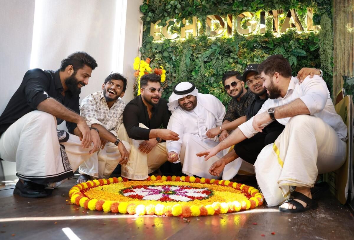 Bakın: Kızılderili Olmayanlar 'Yaprakta 20 Yemek' Yiyor, BAE'deki Kerala Festivali Onam'ı Kutlamak için Giyiniyor