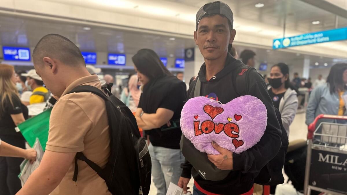 BAE: Vize Afından Yararlanan 64 Filipinli'den Biri 'Eve Dönerken Huzur İçinde Hissedin' Diyor