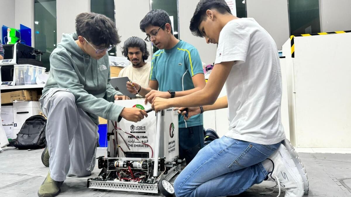 BAE Öğrencileri, Atina'daki 'Robotik Olimpiyatları'nda Gıda Kirliliklerini Tespit Eden Robotu Sergileyecek